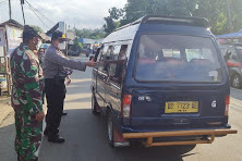 Polsek Jayapura Utara Imbau Pembatasan Jam Beraktivitas dan Bagikan Masker ke Warga