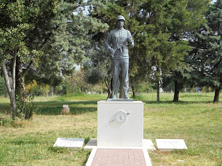 το Μνημείο του μόνιμου Υπαξιωματικού στο Άλσος Στρατού