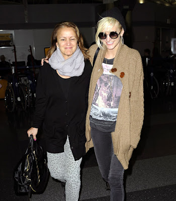 Ashlee Simpson and her mother Tina at JFK Airport in New York City on January 2, 2013.