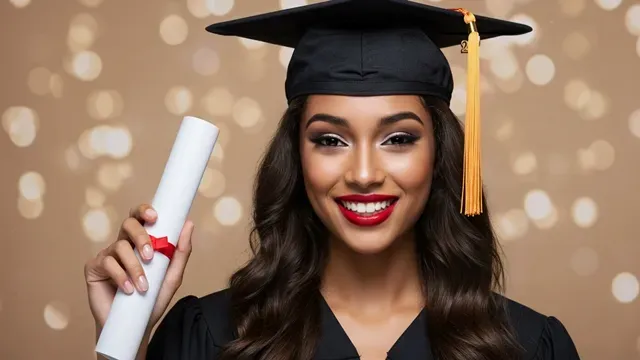 Formanda com maquiagem impecável, olhos esfumados e batom sofisticado, sorrindo e segurando o capelo, com fundo glamouroso iluminado.