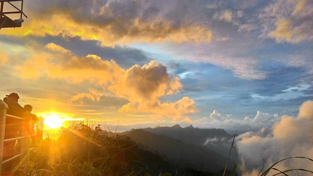 foto sunset indah di puncak suroloyo