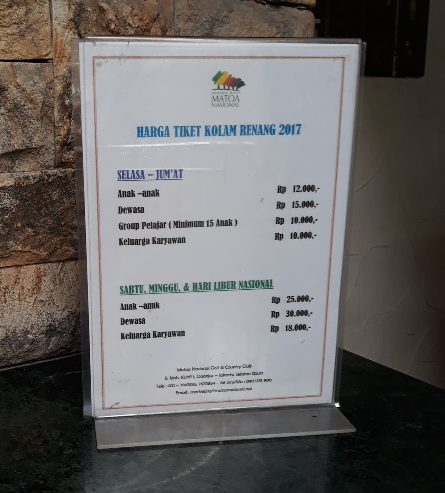 Kolam renang dibuka setiap hari kecuali hari Senin Harga tiket bisa dilihat di gambar bawah