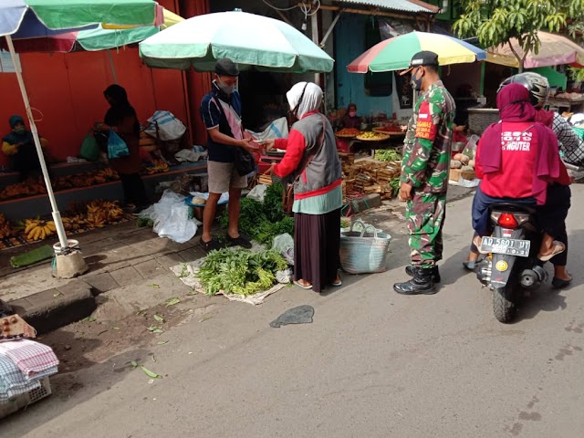 Sasar di seputaran Pasar tradisonal, Petugas Gabungan Baki berikan himbauan Prokes