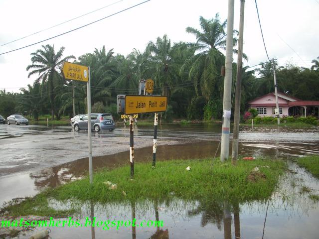 JENDELALIMA TRADING : VIDEO BANJIR DI SIMPANG PARIT JALIL 