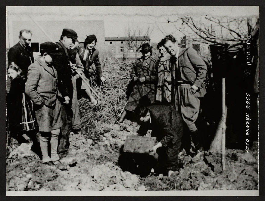 These 32 Pictures Had Been Buried For Years. The Reason Is Heart-Breaking - 1945: Henryk Ross' Excavating His Hidden Box Of Negatives And Documents From The Lodz Ghetto