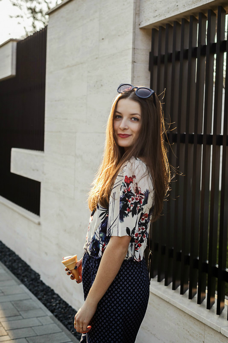 Emma, fashion blogger, wears a floral ensemble for summer