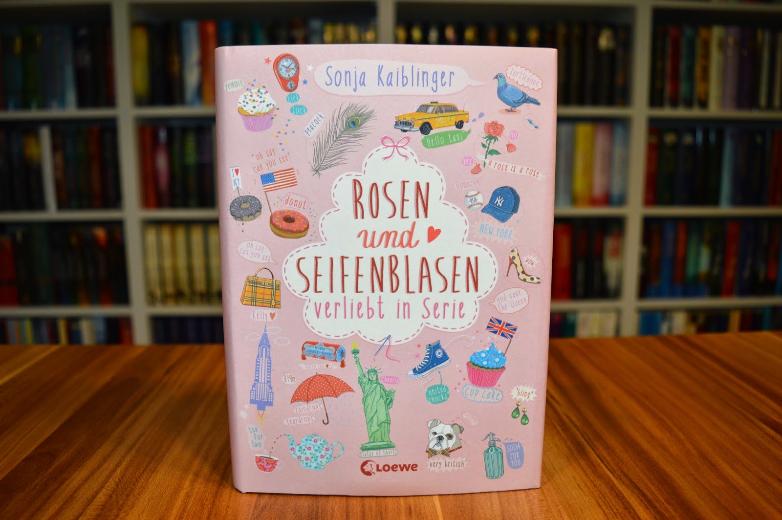 Aufgrund des Covers hatte ich das Buch bisher immer links liegen gelassen Dann jedoch habe ich ein paar begeisterte Bloggerstimmen hierzu gehört und nach
