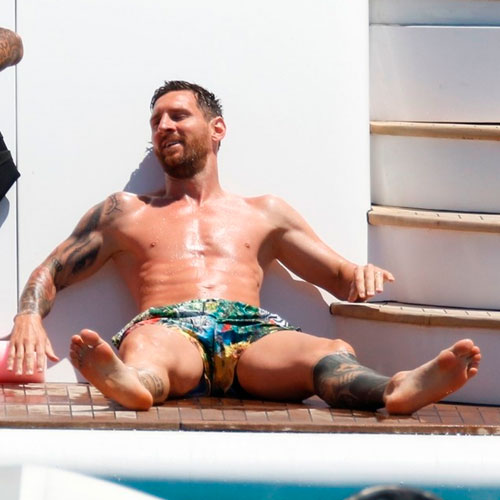 Lionel Messi sem camisa