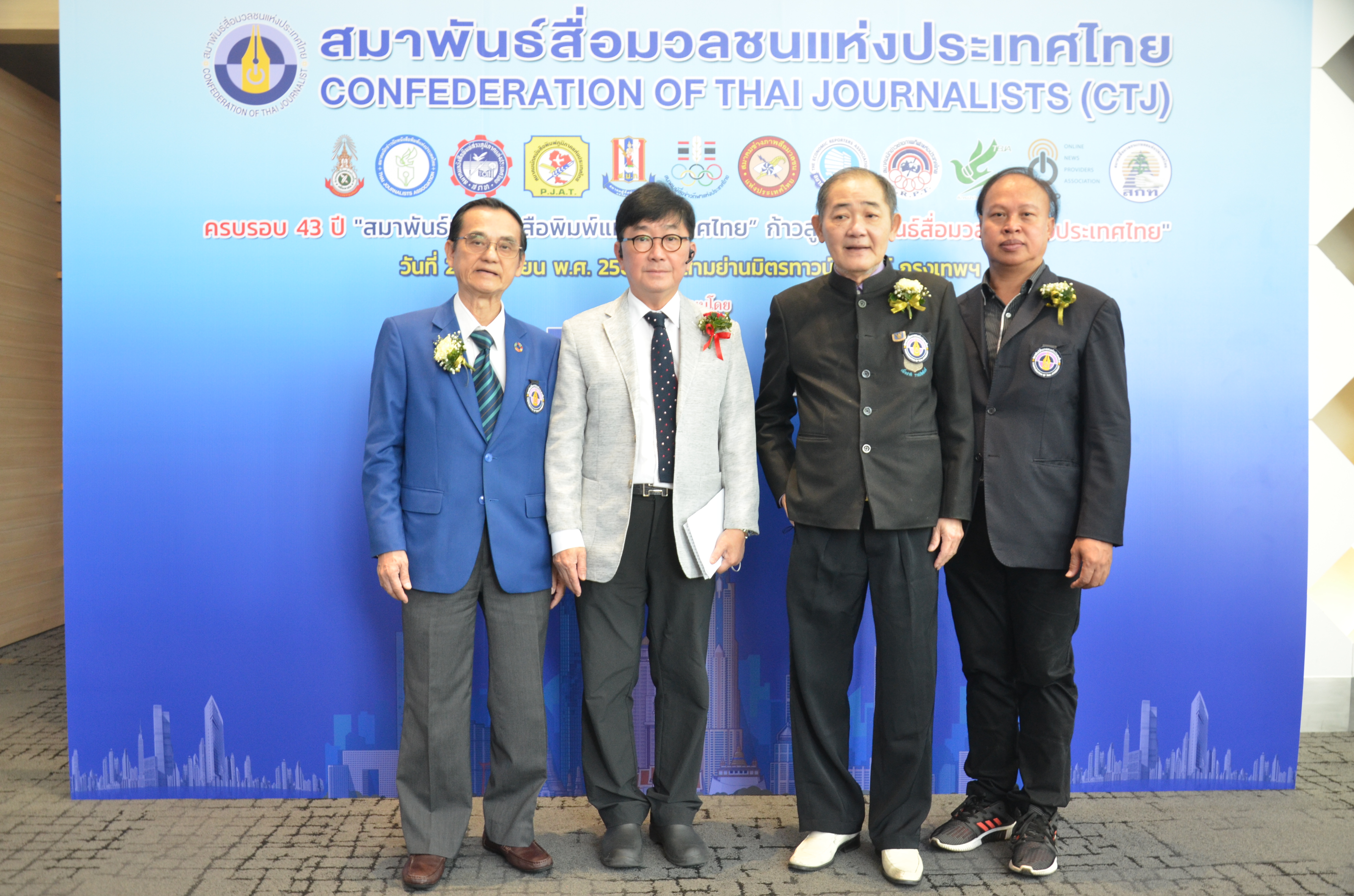 สมพท. จัดงานมอบโล่รางวัลพร้อม เปลี่ยน “สมาพันธ์สื่อมวลชนแห่งประเทศไทย” เพื่อความเหมาะสมกับบริบทและภูมิทัศน์ของสื่อมวลชนยุคใหม่