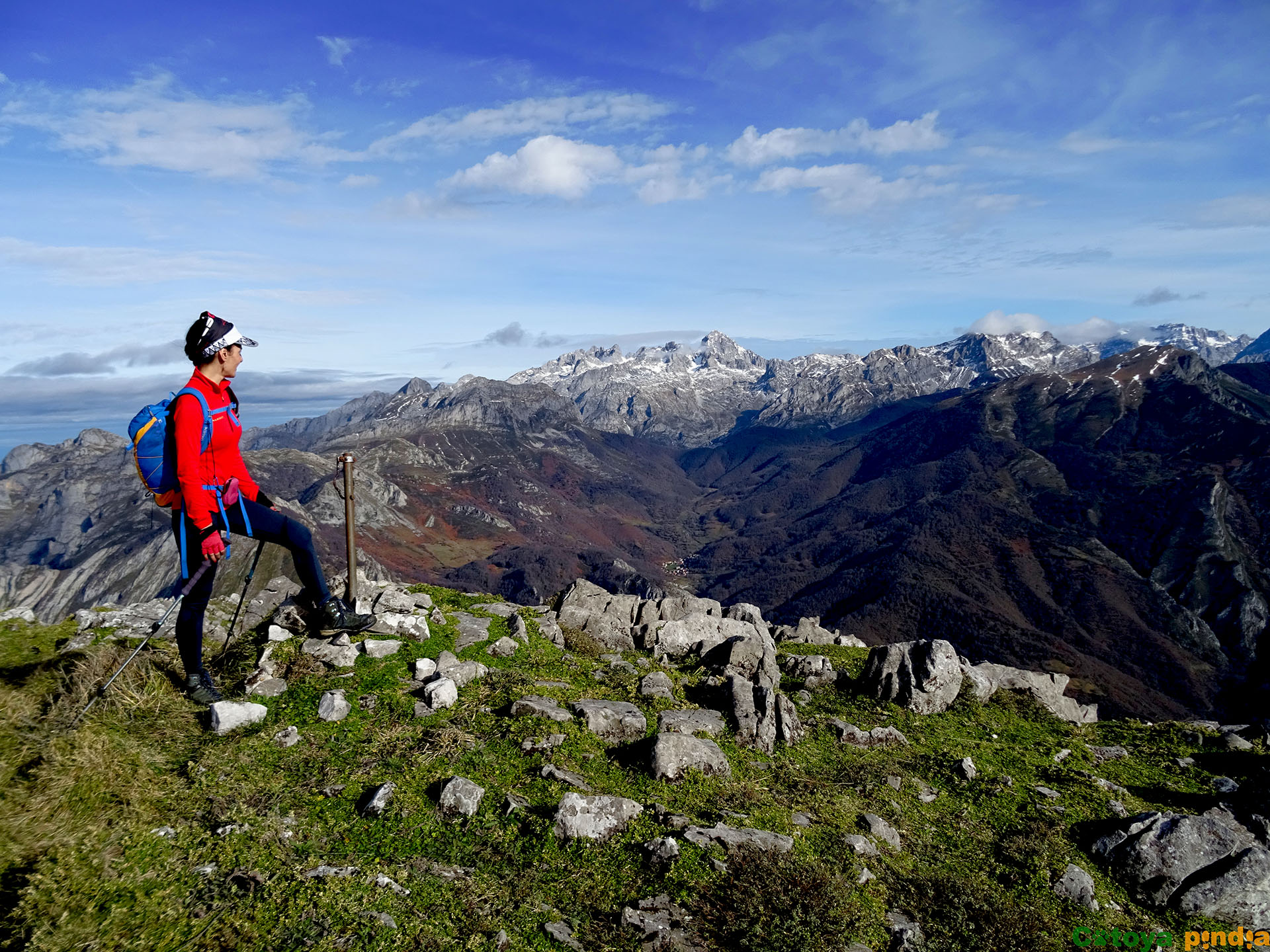 Vistas a Picos de Europa y Peña Santa desde la cima del Niajo.