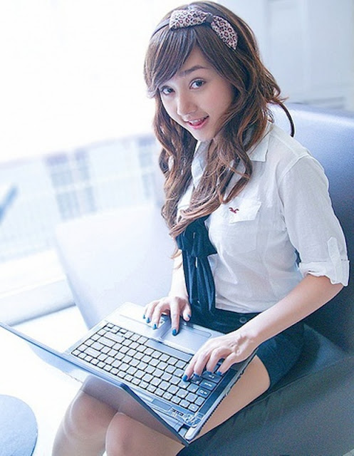 idegue-network.blogspot.com - Sekretaris Kantor yang Muda dan Cantik Bikin Ngiler