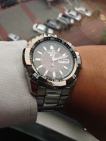 http://easternwatch.blogspot.com/2013/10/seiko-automatic-5-snzj09k1-very-capable.html