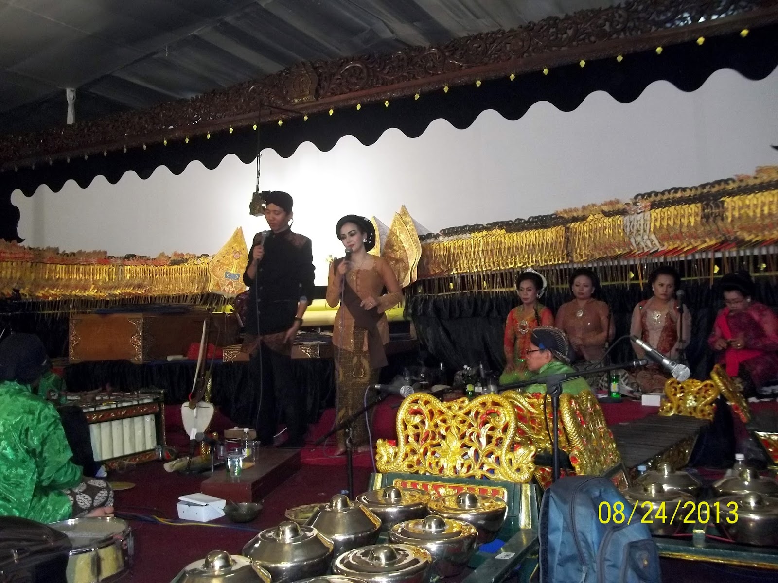 Seni Budaya Daerah Sinden Waranggana Wayang Kulit