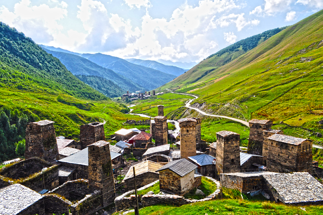Rumah menara pertahanan Svaneti di Ushguli
