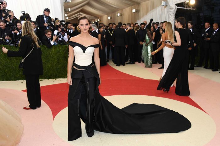 Emma Watson Memakai Gaun Terbuat dari Botol Plastik Daur Ulang di Met Gala 2016