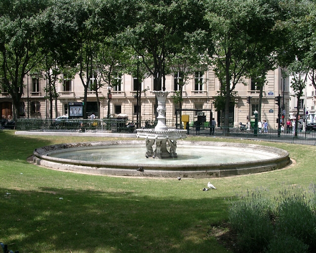 Fontaine de la place de La Madeleine, Square Santiago-du-Chili, Paris