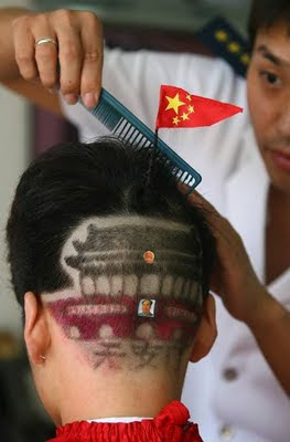 Cina: un taglio di capelli decisamente... patriottico