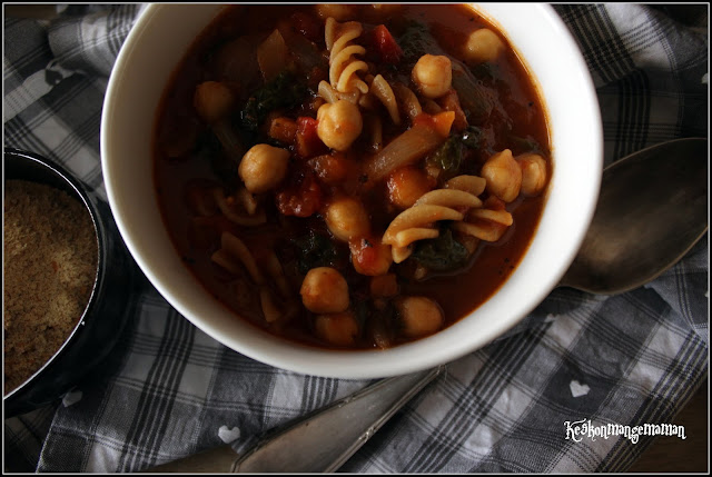 soupe végétalienne aux pois chiches , tomate et pâtes complètes