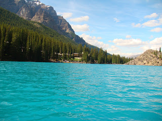 foto do Lago Morraine mostrando apenas a água de cor  esmeralda