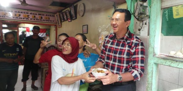 Sambil Menangis, Ibu Ini Hampiri dan Doakan Ahok