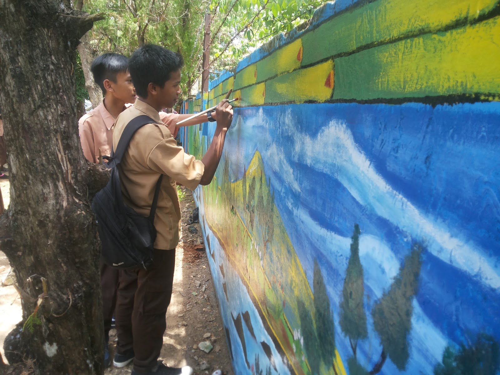 Mengasah Jiwa Seni Siswa Melalui Lukisan Di Dinding Pagar Sekolah