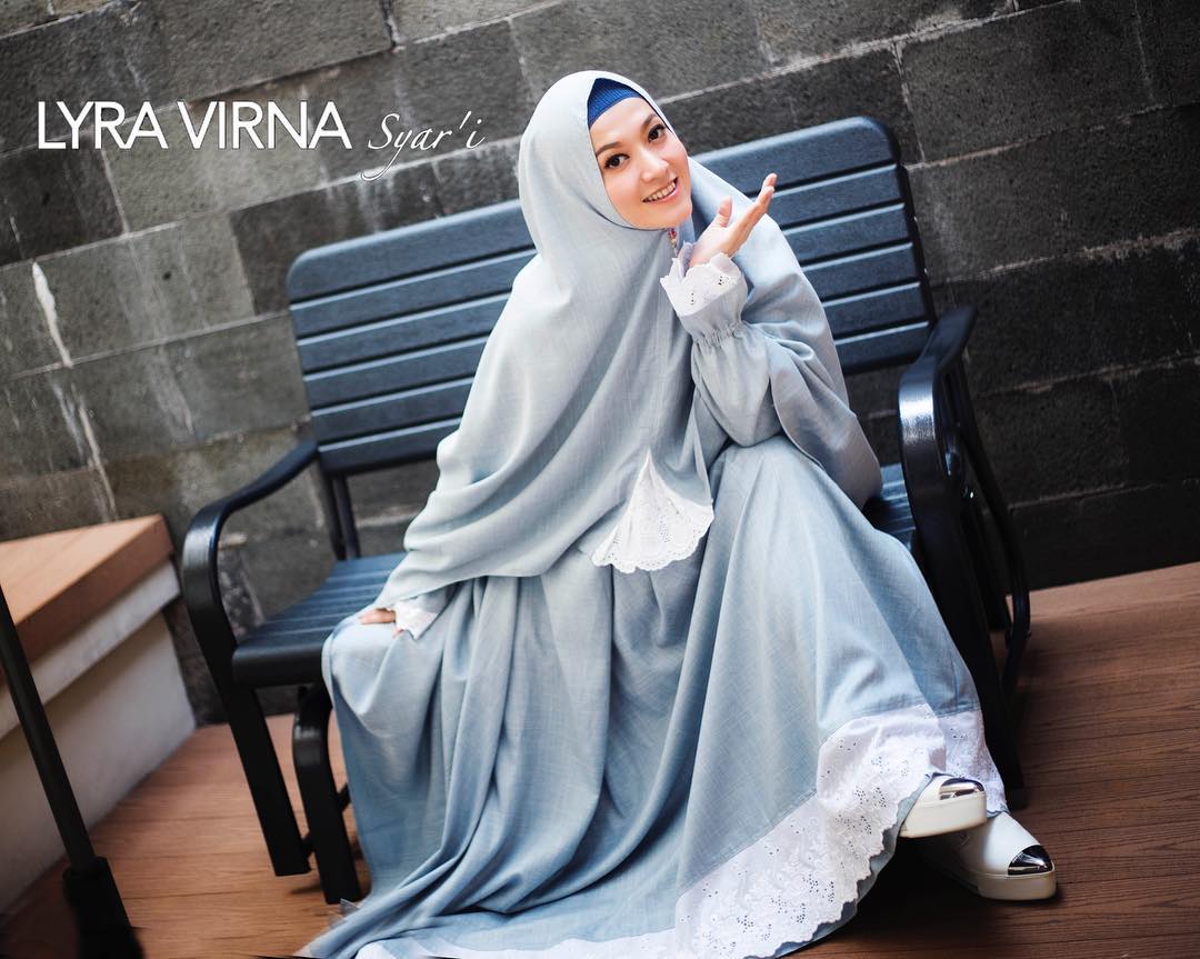 25+ Foto Model Gamis Syar'i Lyra Virna Terbaru 2018
