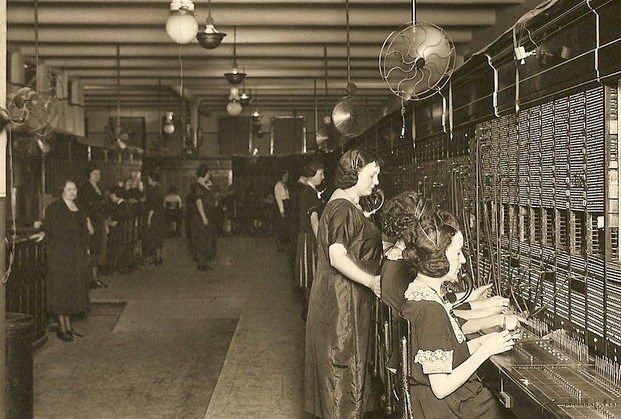 Старая школа телефон. Telephone Operator 1960. Telephone Operators of the 1900s. Telephone Vintage 20s. Switchboard Operator.