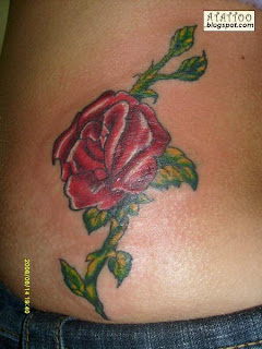 Rosa vermelha tatuada na parte baixa das costas