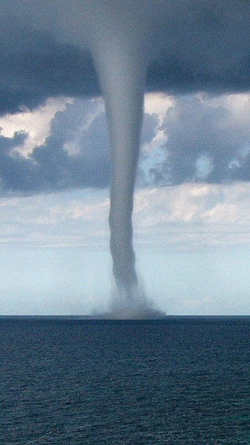 tornado7 روافع المياه في البحر الأدرياتيكي