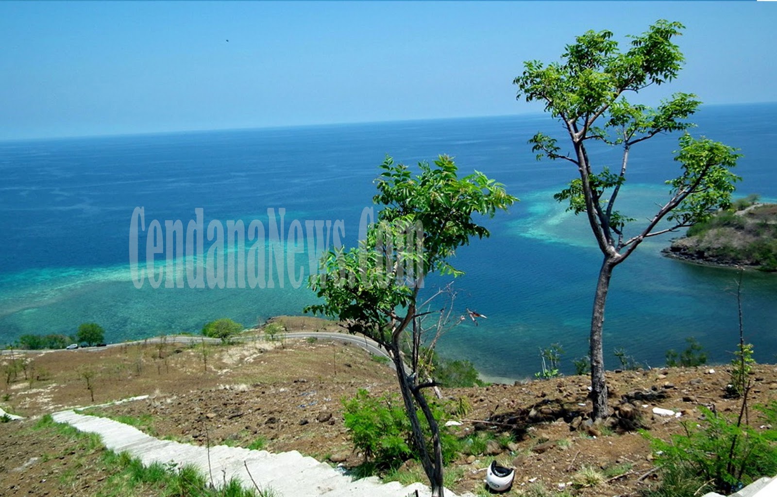 Menikmati Panorama Pantai Kajuwulu Dan Teluk Kolisia Dari