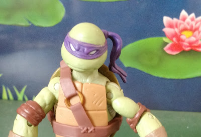 Figura de ação articulada em 6 pontos da tartaruga ninja Donatello com um disco roxo -   12 cm  R$ 25,00