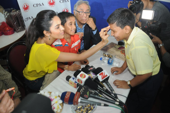 mallika sherawat visits cancer patients aid ociation. photo gallery