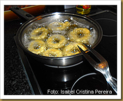De farinha com ovos e um pouco de aguardente elas ficam crocantes e saborosas, tem gosto de quero mais, tem gosto de mocidade. Quem as comeu no entrudo e casou nesses dias ficou com o gosto delas pela vida a fora. Fossem de verdade e não seriam tão saborosos os votos de casamento do entrudo. 