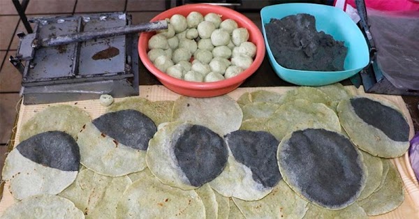 Fueron un éxito las tortillas ’eclipsadas’ de masa blanca y masa azul.