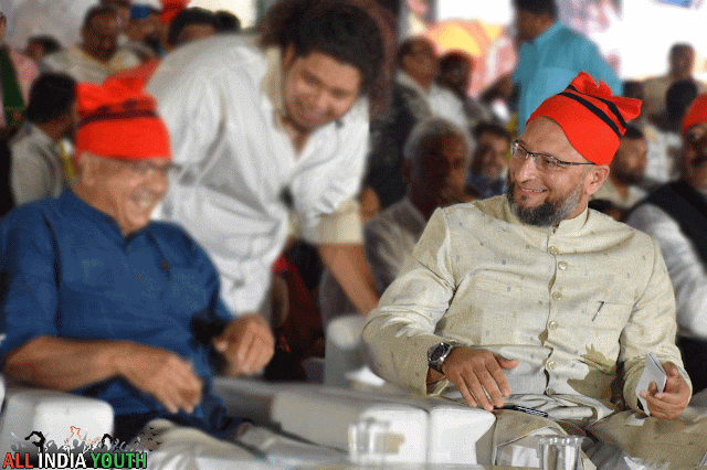 Asaduddin Owaisi interacting with his party leaders wallpaper