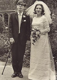 Stephen Hawking junto a su esposa