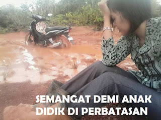 Foto Ibu Guru Cantik terjebak lumpur menjadi Viral di Facebook.