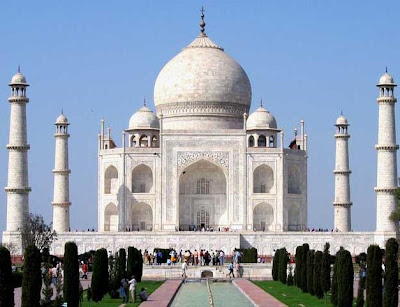 Taj Mahal's leaning tower