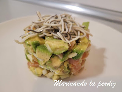 Tartar de salmón y gulas