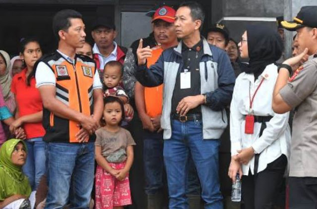 Pantau Sukajaya Lewat Udara, Jokowi & Kepala BNPB Bahas Tanaman Vertiver