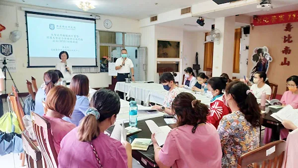 ▲臺中榮民總醫院高齡醫學科及國衛院高齡醫學暨健康福祉研究中心的嚴嘉明助理研究員率領團隊前往彰化榮家，針對醫事人員及照服員提供失智症者確診後相關支持照護。（彰化榮譽國民之家 提供）