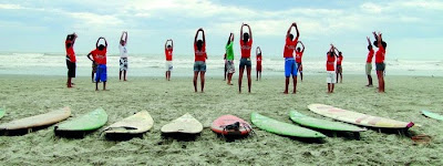 João Malavolta com uma turma de alunos de surfe, em Itanhaém. Foto de Liana John