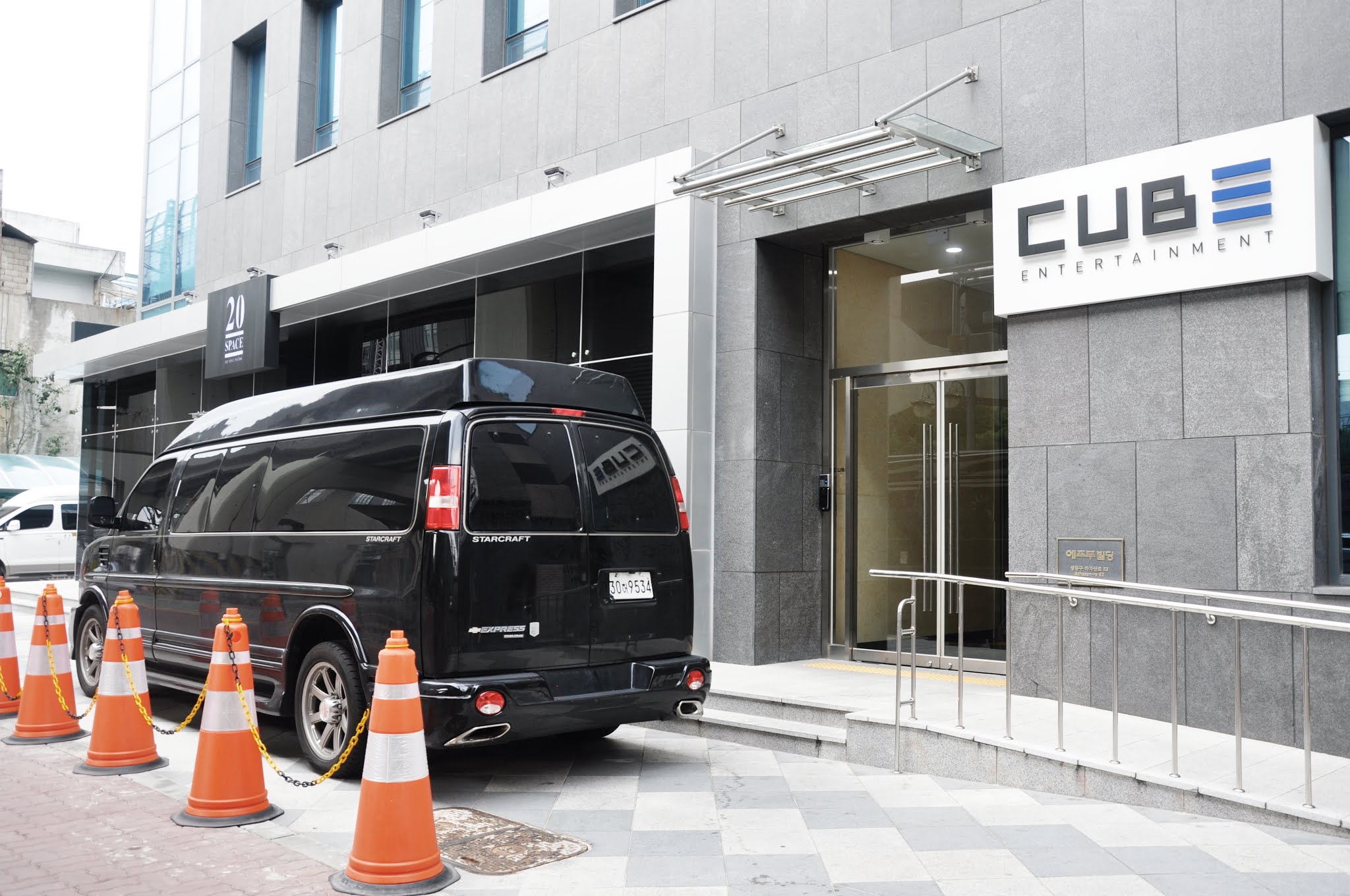 CUBE Entertainment (큐브 엔터테인먼트) & 20 Space Cafe (20 스페이스)