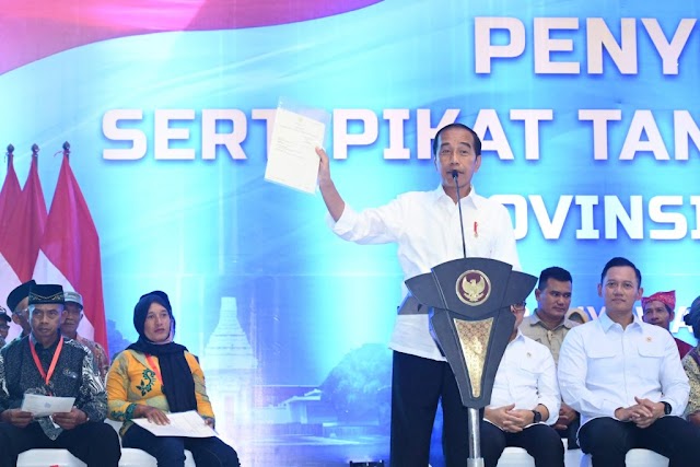 Jokowi Serahkan 10.323 Sertifikat Tanah Elektronik di Banyuwangi  