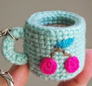 http://translate.google.es/translate?hl=es&sl=en&tl=es&u=http%3A%2F%2Fpetitspixels.com%2Fblg%2Ffree-crochet-pattern-tiny-amigurumi-cup%2F