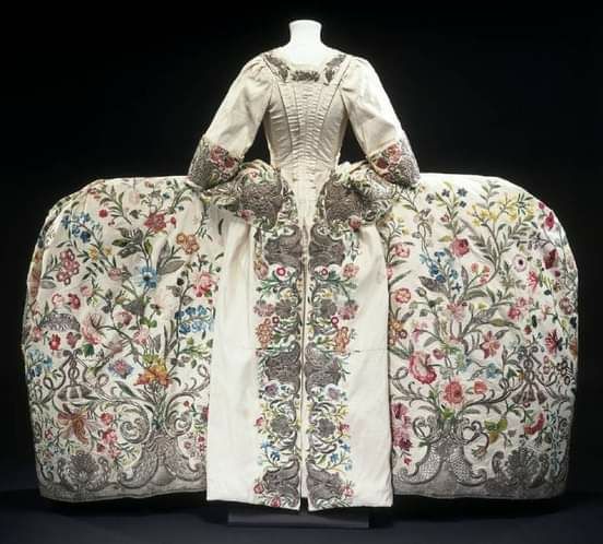 Rococo Rüzgarı: Moda dediğimiz şey... ya değişmeseydi? 