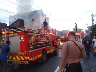 Salah Satu Toko di Jalan RE Martadinata Wirobrajan Terbakar, Polresta Yogyakarta Bantu Pemadaman Api