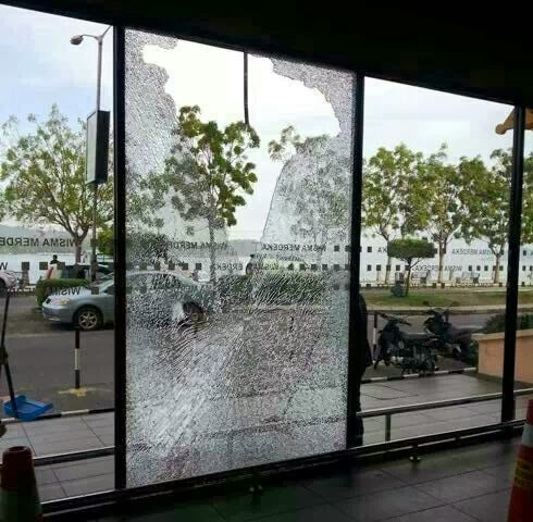 (Gambar) Kejadian terbaru di Sekitar Kota Kinabalu Tembak Rambang dan pecah cermin kedai bangunan