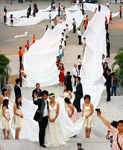 STRANGE THINGS IN THE WORLD STRANGE WEDDING GOWN