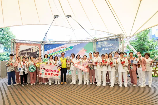 ▲林世賢市長（前排左七）前往彰基贈送康乃馨，代表彰化市民為護理師打氣及賀節。（彰基醫院提供）